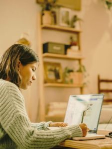 Small business owner at a dest planning her content strategies examples.