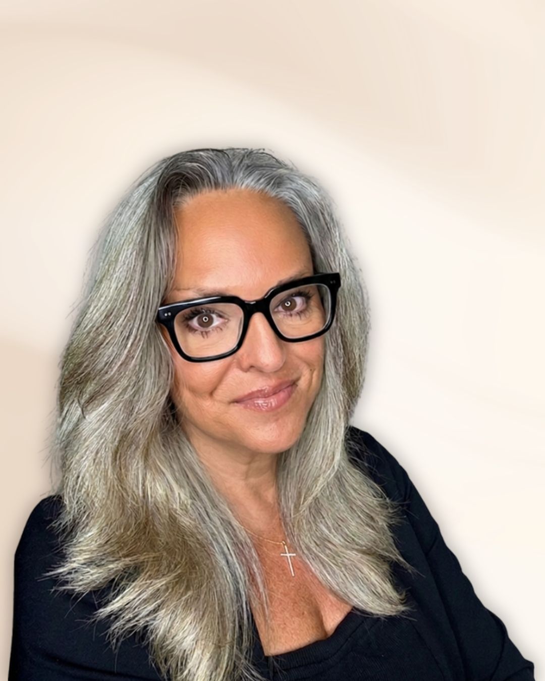 Sunni Baerwalde wearing glasses, beginner-blogging educator, author, and founder of Simply Sunni.